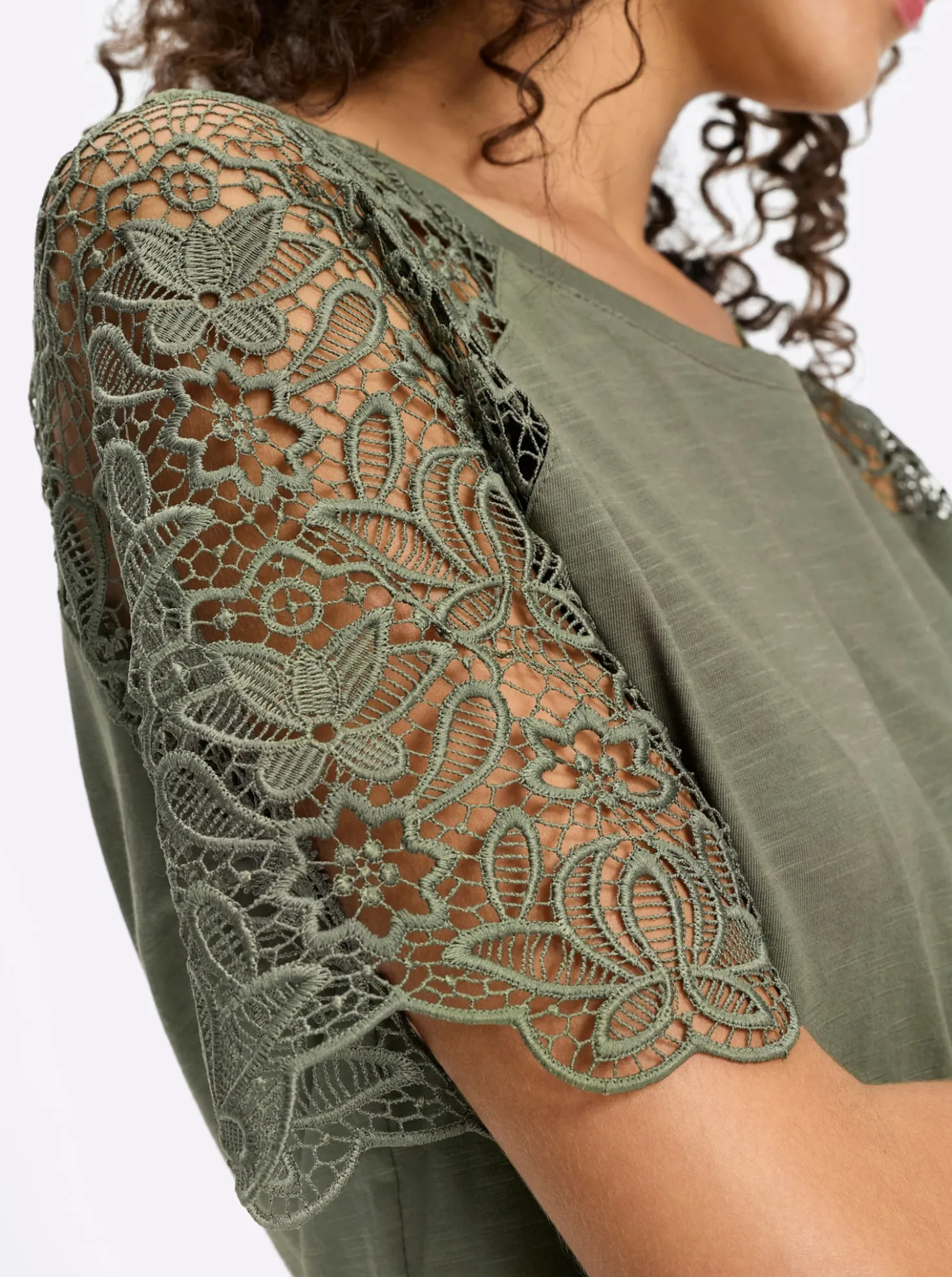 Rundhalsshirt mit Spitze