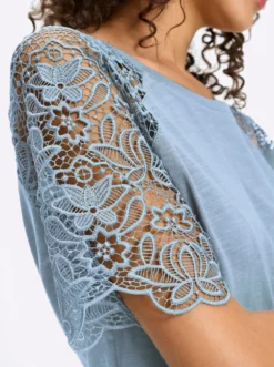Rundhalsshirt mit Spitze