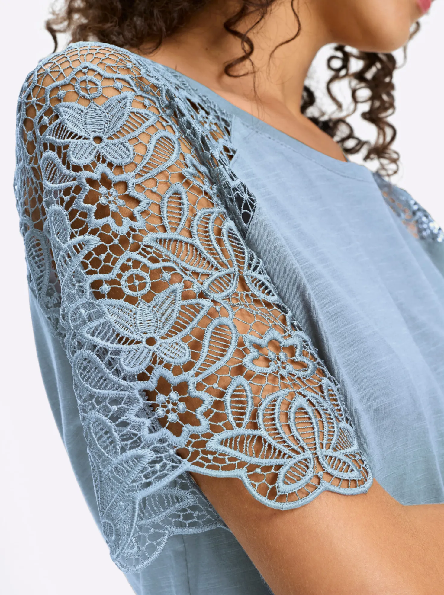 Rundhalsshirt mit Spitze