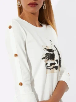 Rundhalsshirt mit Zierknopfleiste