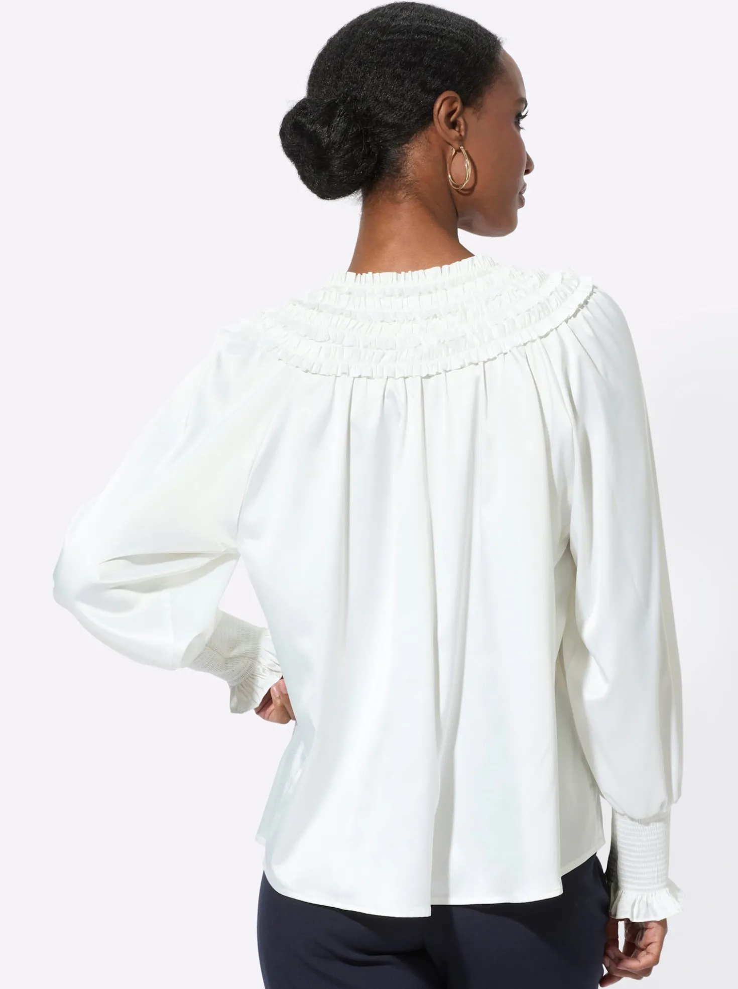 Satinbluse mit aufgenähten Rüschen-Bändern