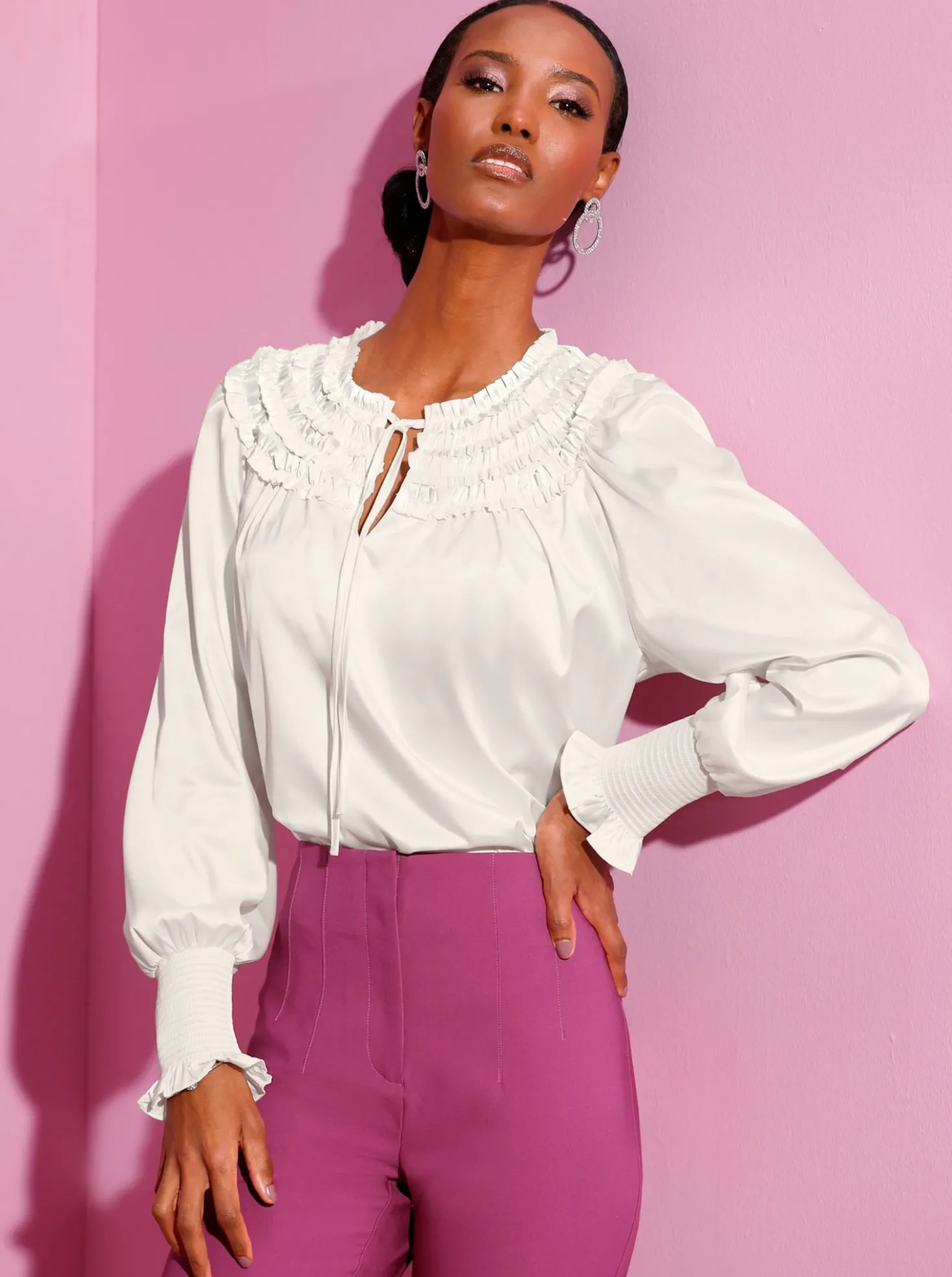 Satinbluse mit aufgenähten Rüschen-Bändern
