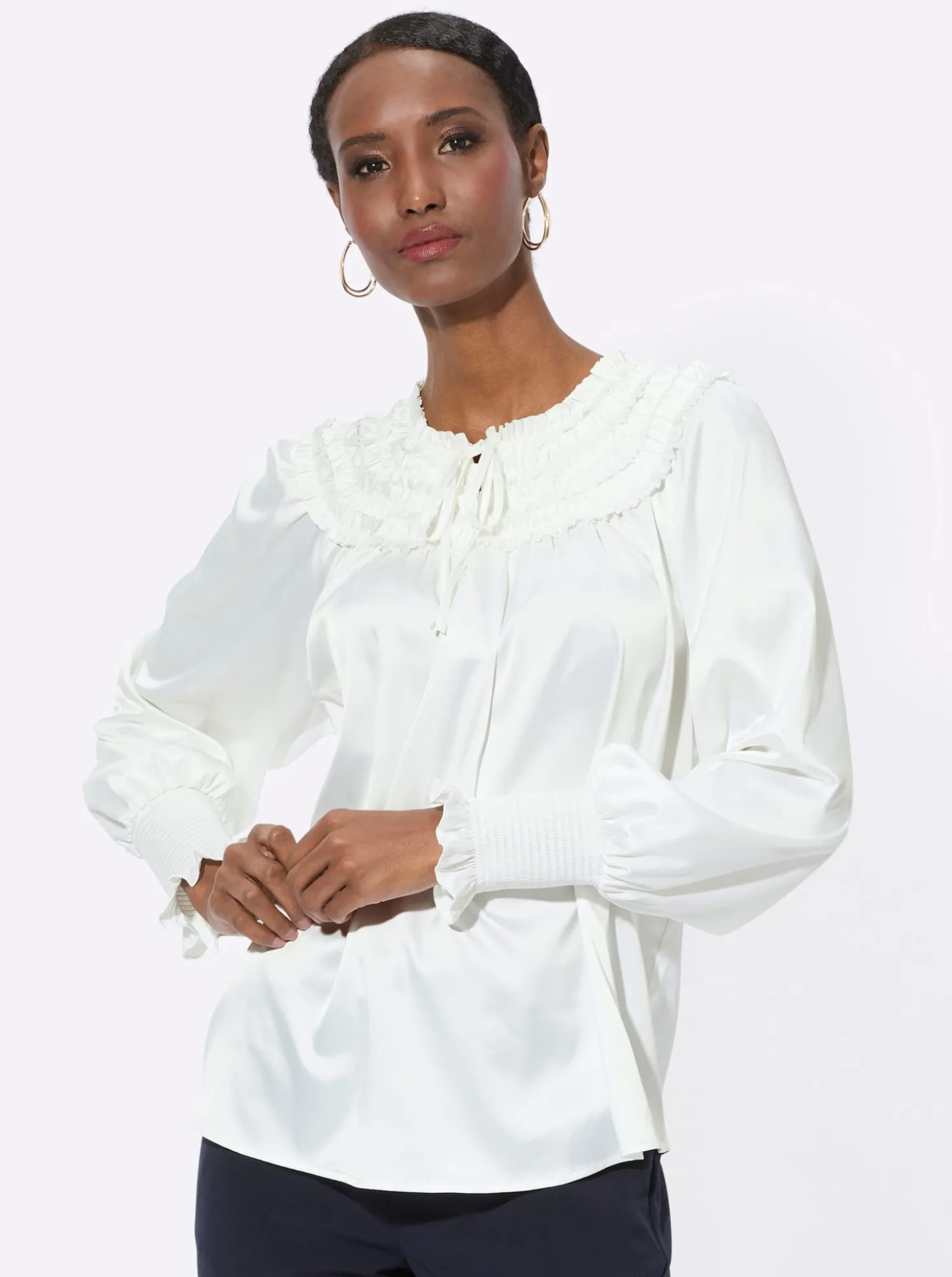 Satinbluse mit aufgenähten Rüschen-Bändern