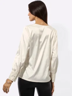 Satinbluse mit Spitze am Ausschnitt