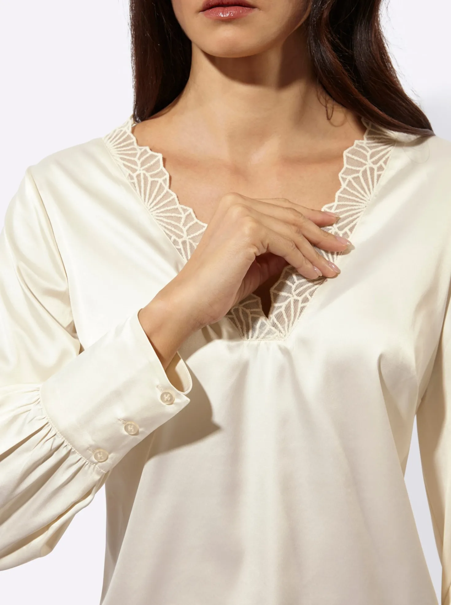 Satinbluse mit Spitze am Ausschnitt