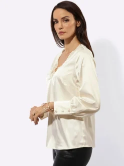 Satinbluse mit Spitze am Ausschnitt