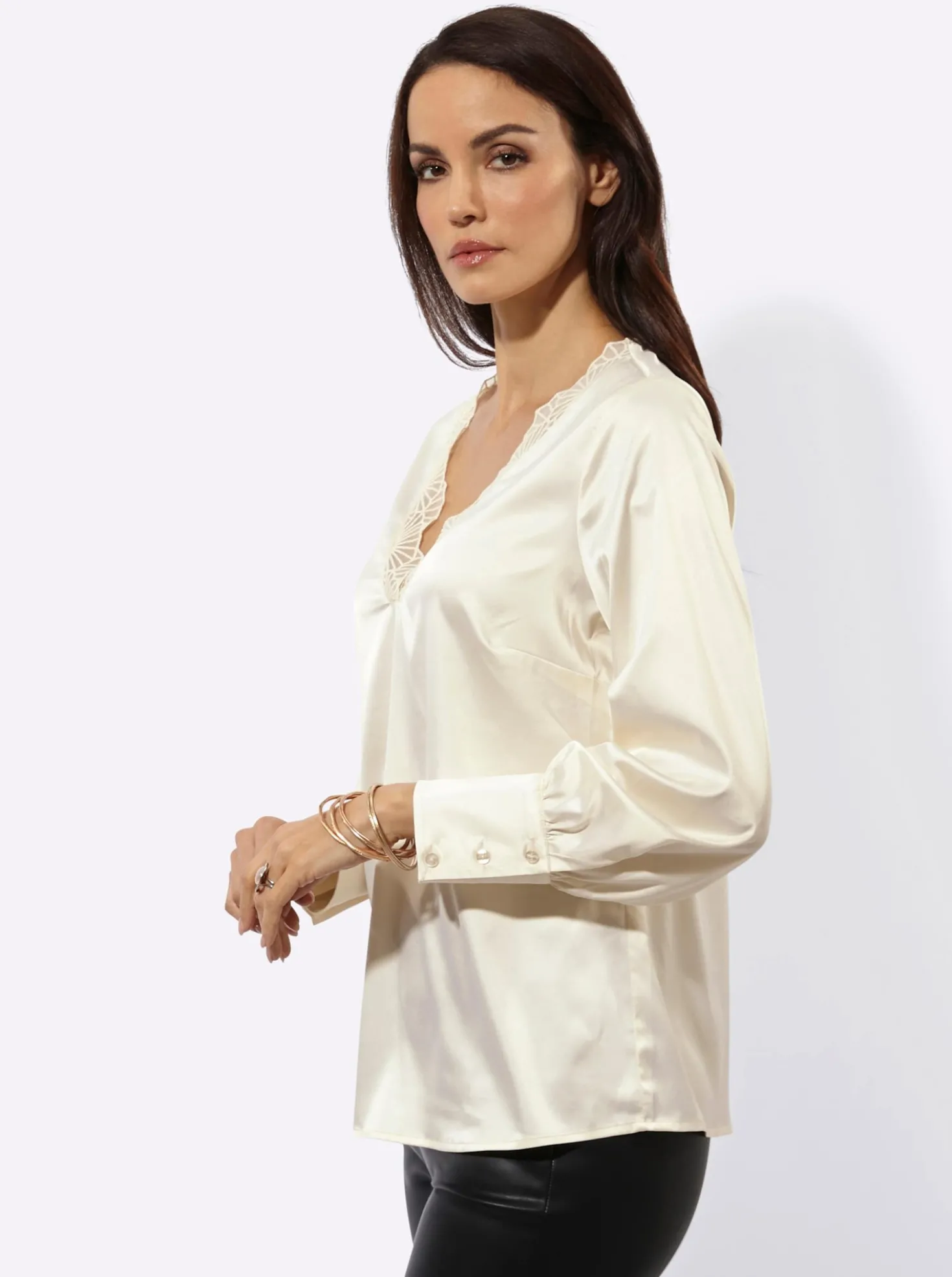 Satinbluse mit Spitze am Ausschnitt