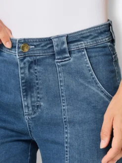 Schlagjeans mit leichter Waschung