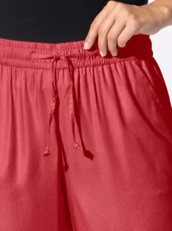 Schlupfhose in strukturierter Qualität