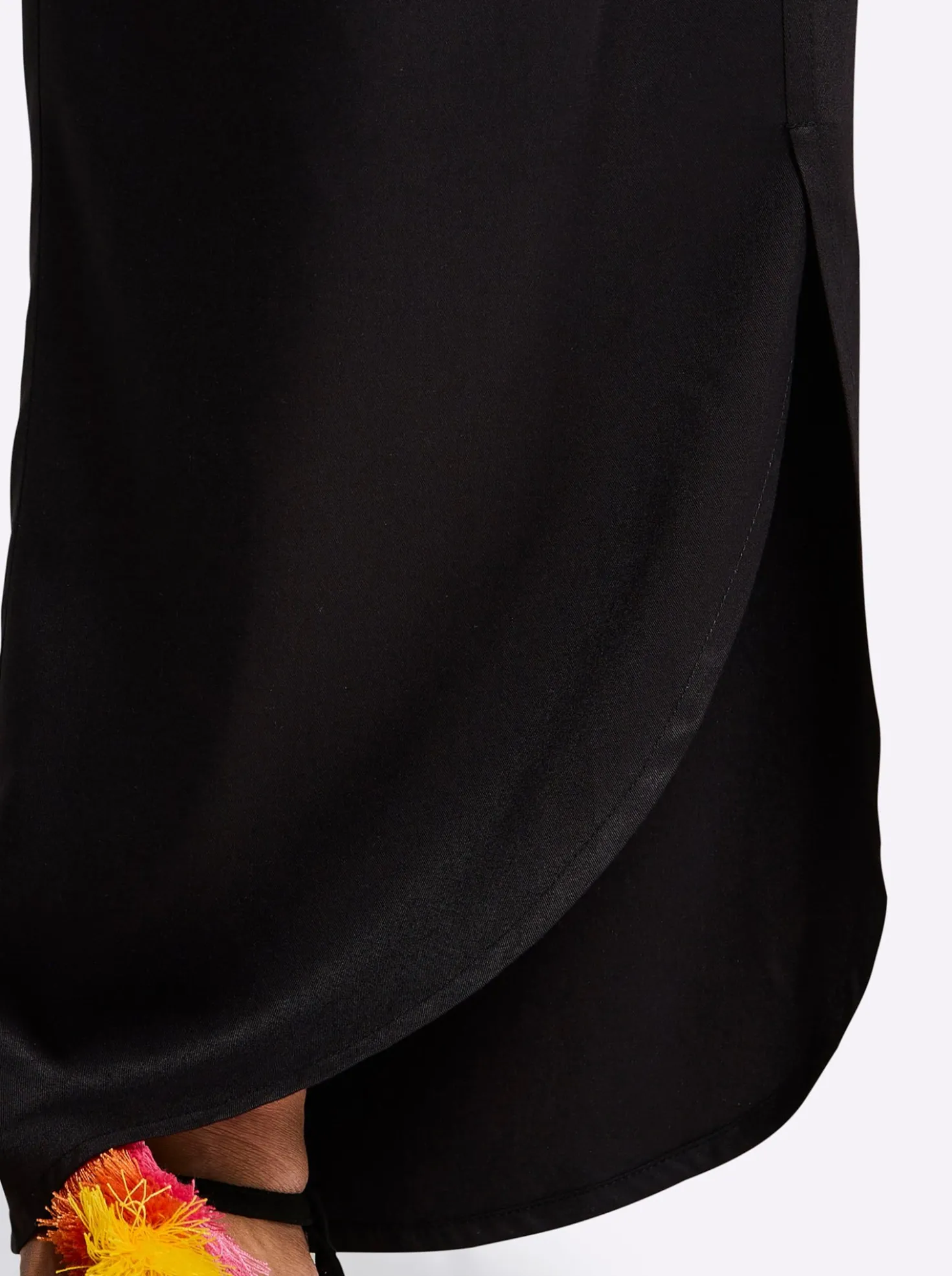 Schlupfhose mit asymmetrischem Saum