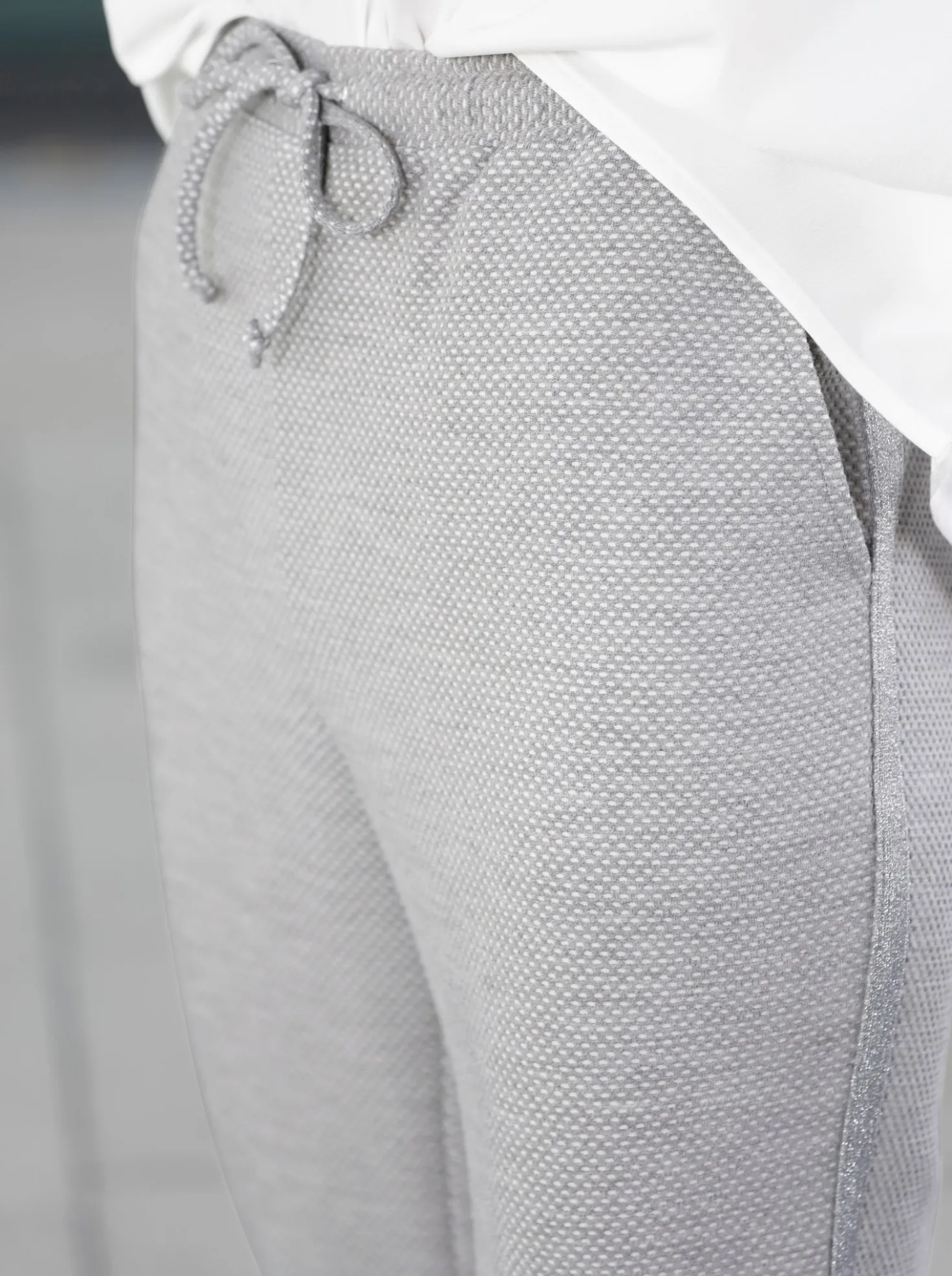 Schlupfhose mit silberfarbenen Galonstreifen