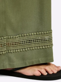Schlupfhose mit Spitze am Saum