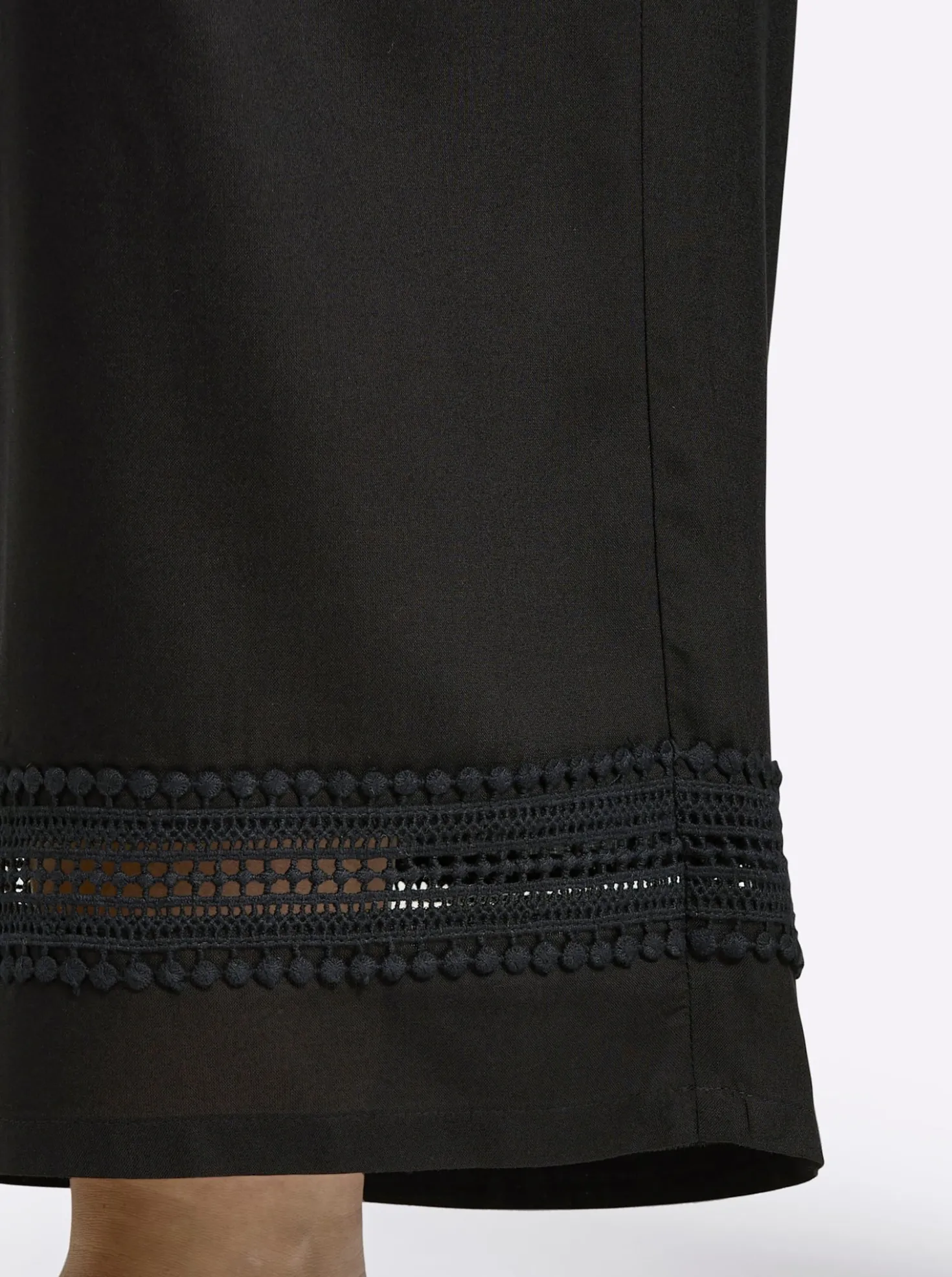 Schlupfhose mit Spitze am Saum