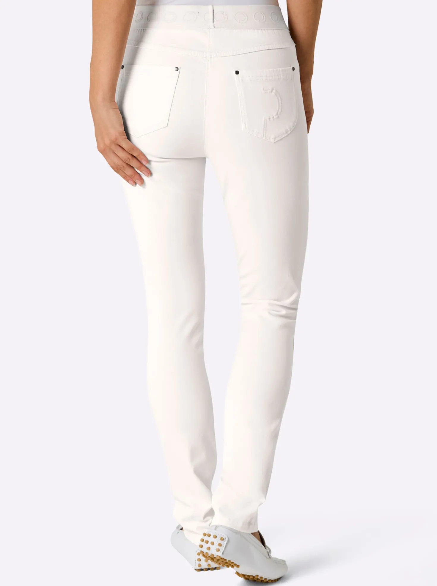 Schlupfjeans mit CLP-Schriftzug rundum