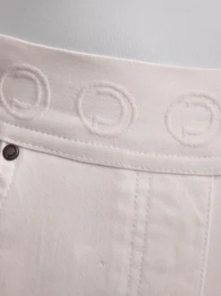 Schlupfjeans mit CLP-Schriftzug rundum
