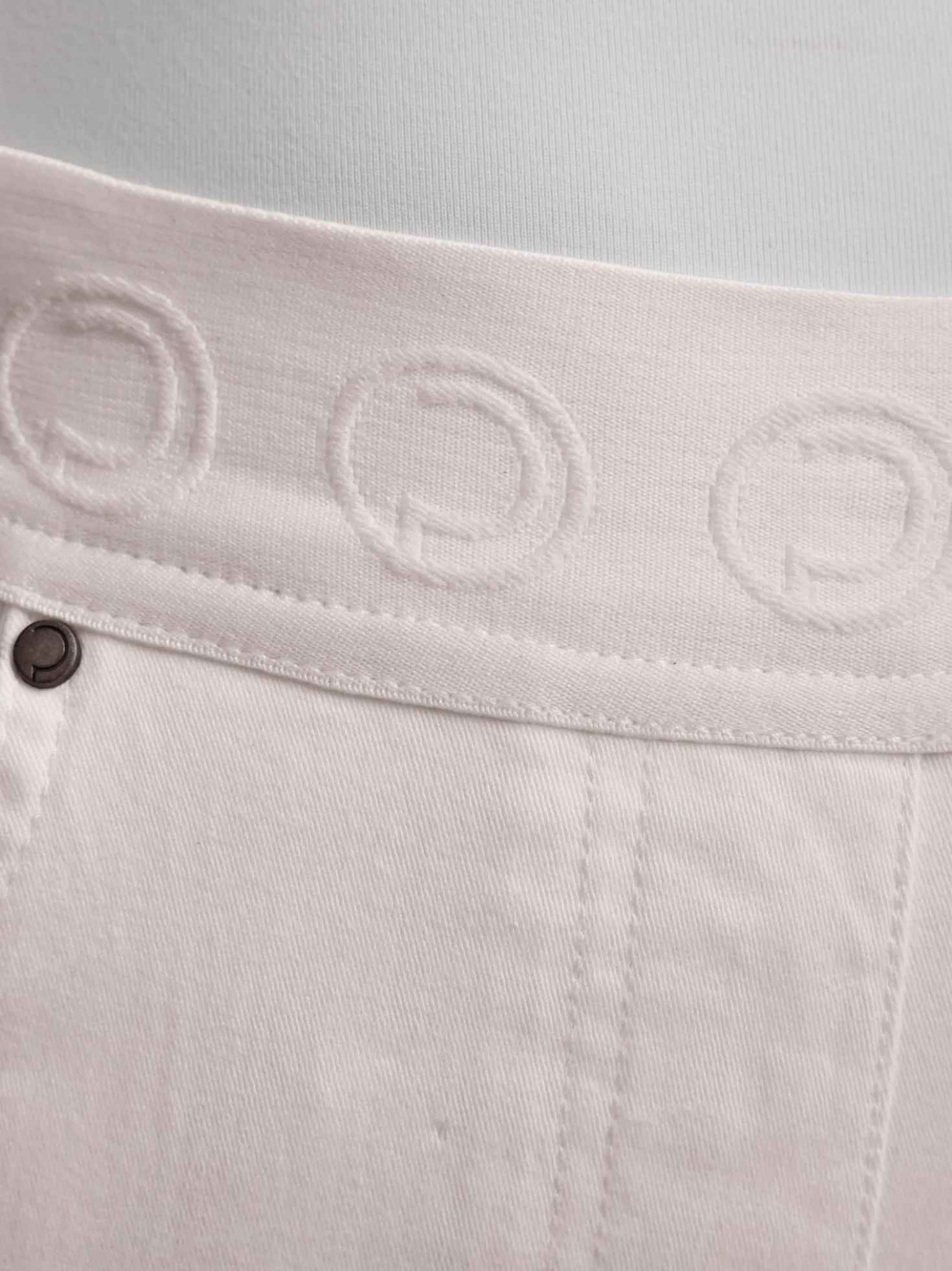 Schlupfjeans mit CLP-Schriftzug rundum