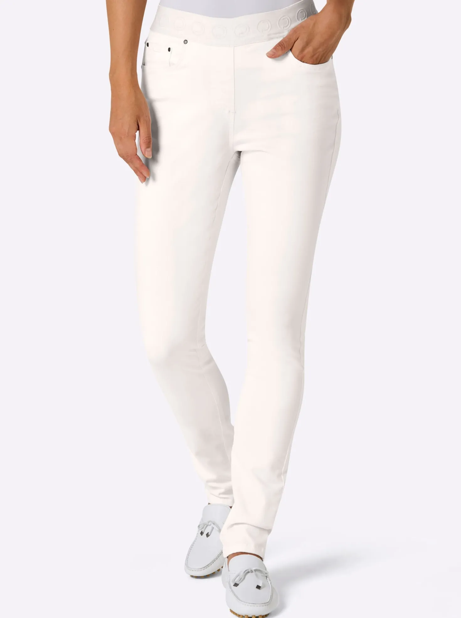 Schlupfjeans mit CLP-Schriftzug rundum