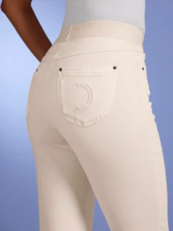 Schlupfjeans mit CLP-Schriftzug rundum