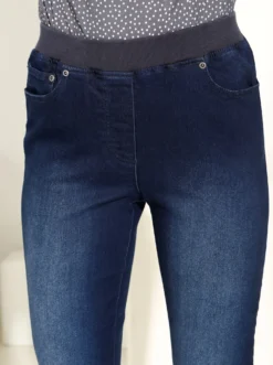 Schlupfjeans mit geripptem Strick-Dehnbund