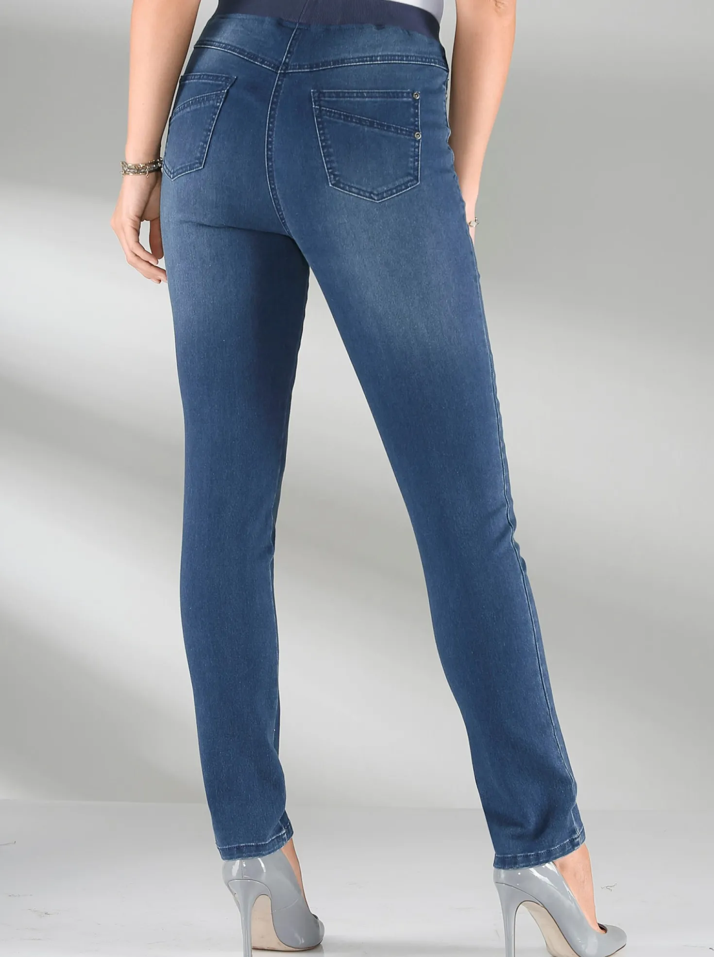 Schlupfjeans mit geripptem Strick-Dehnbund
