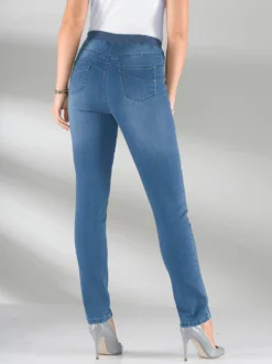 Schlupfjeans mit geripptem Strick-Dehnbund
