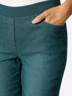 Schlupfjeans mit geripptem Strick-Dehnbund