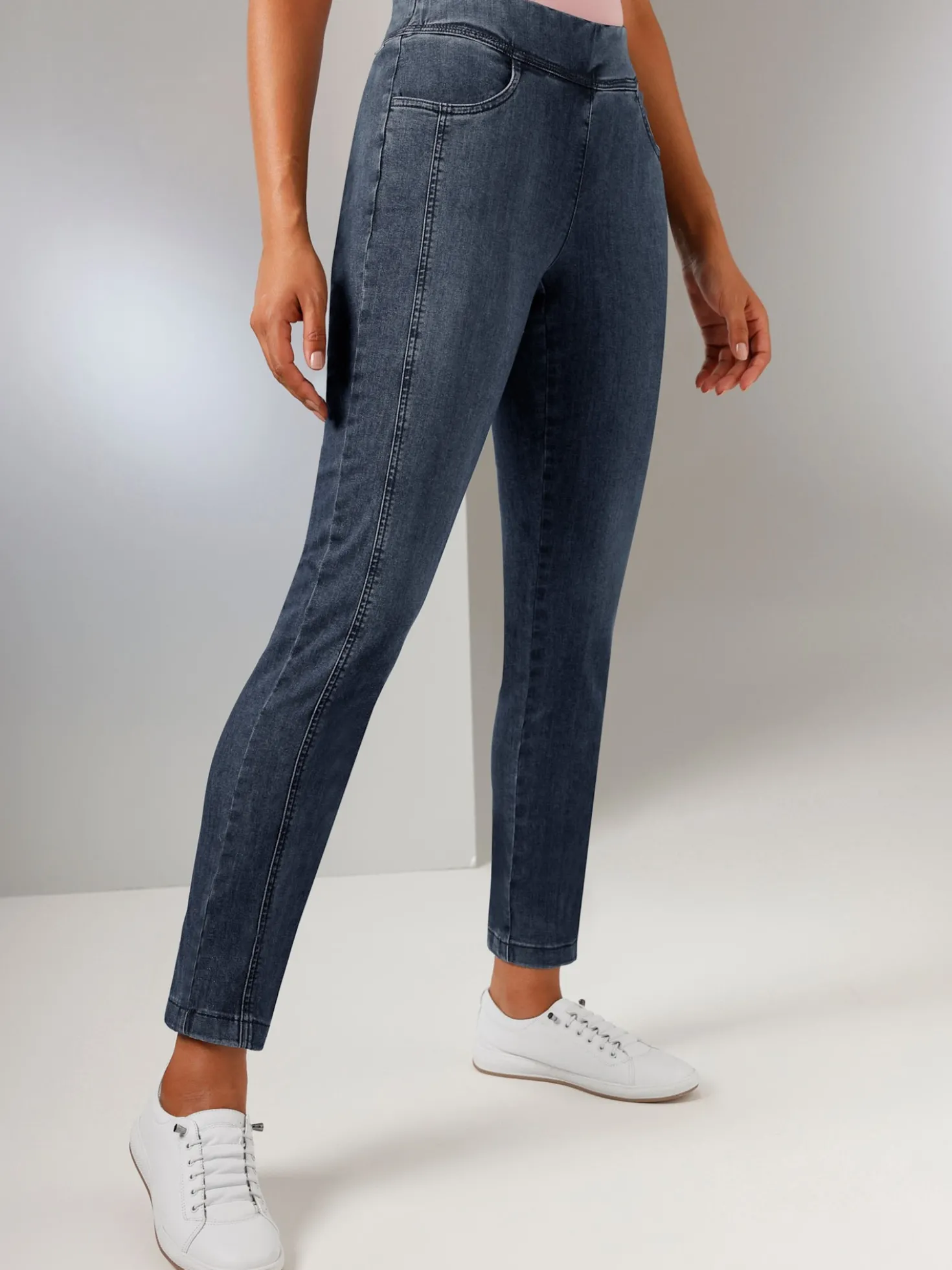 Schlupfjeans mit Längsnähten