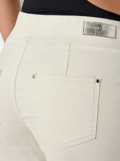 Schlupfjeans mit Taschen-Stickerei
