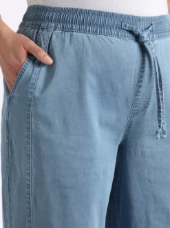 Schlupfjeans mit weitem Bein und Bindeband