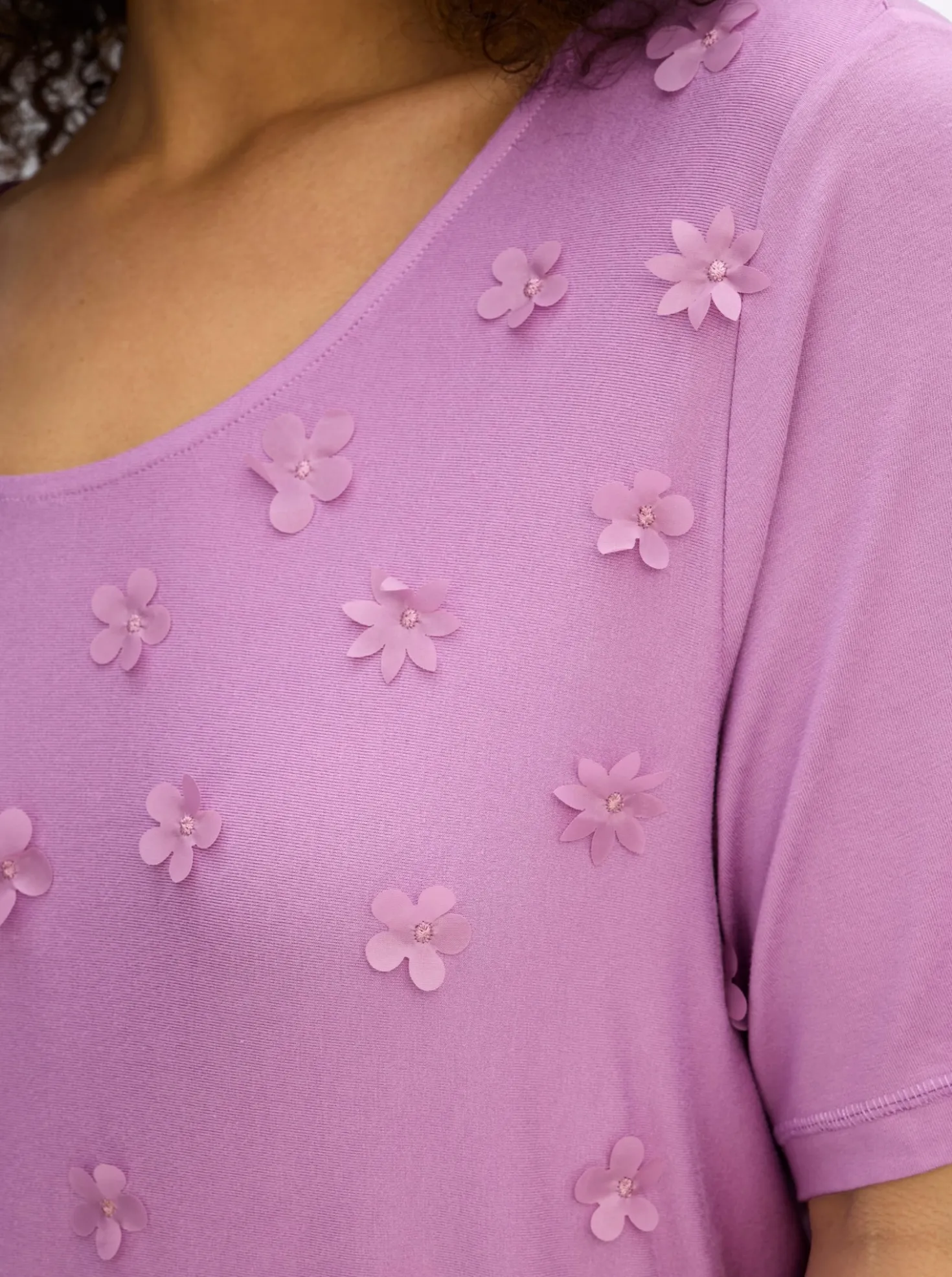 Shirt mit 3D-Blütenapplikationen