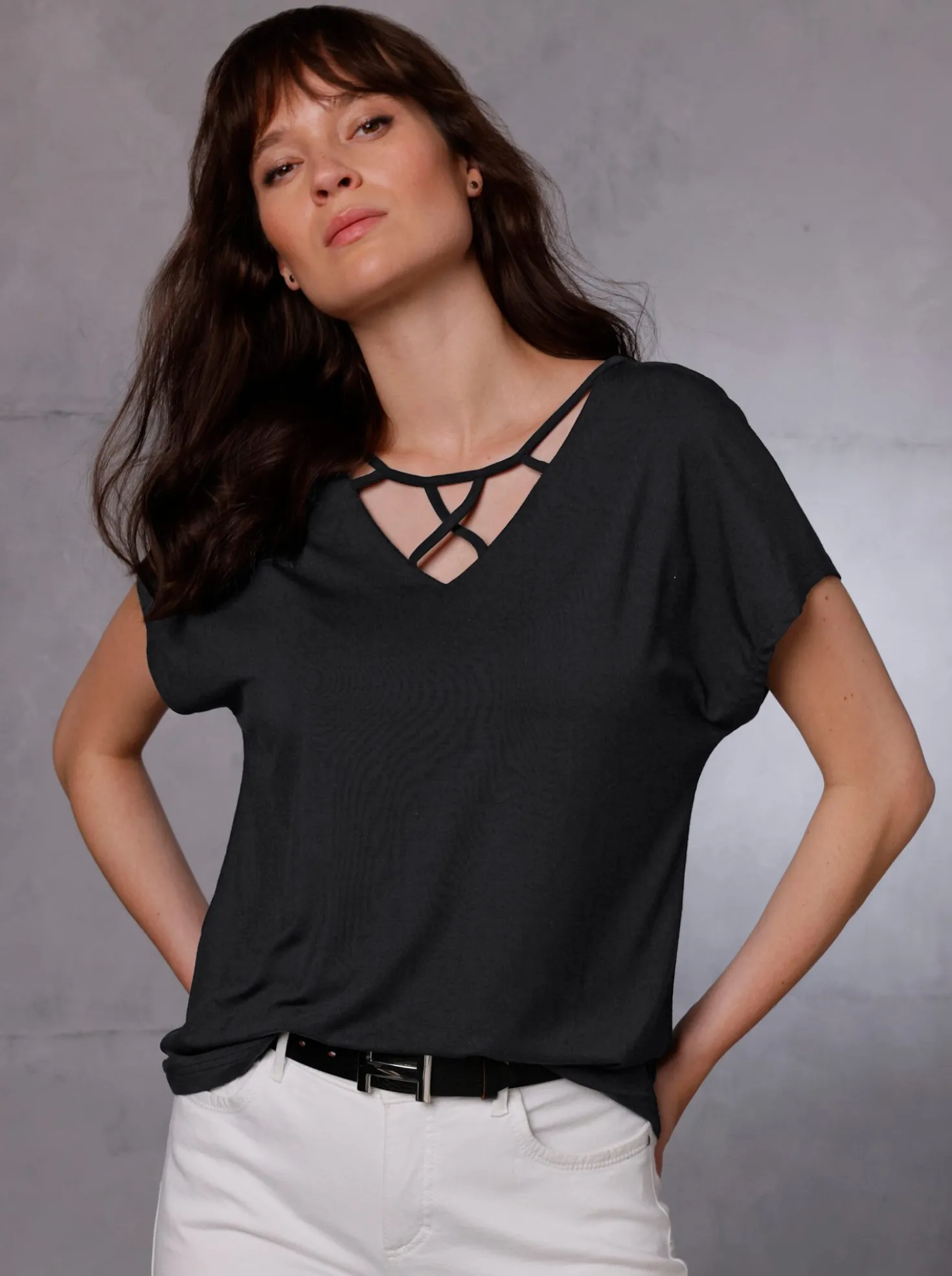 Shirttop mit Bändchenverzierung am Ausschnitt