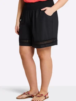 Shorts mit Lochspitze am Saum