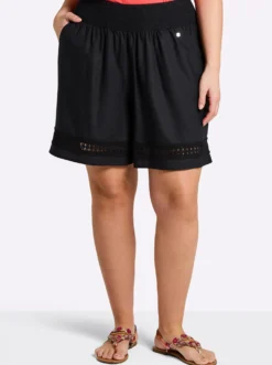 Shorts mit Lochspitze am Saum