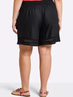 Shorts mit Lochspitze am Saum