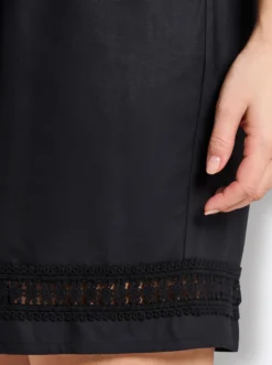 Shorts mit Lochspitze am Saum