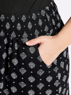 Shorts mit Ornamentdruck