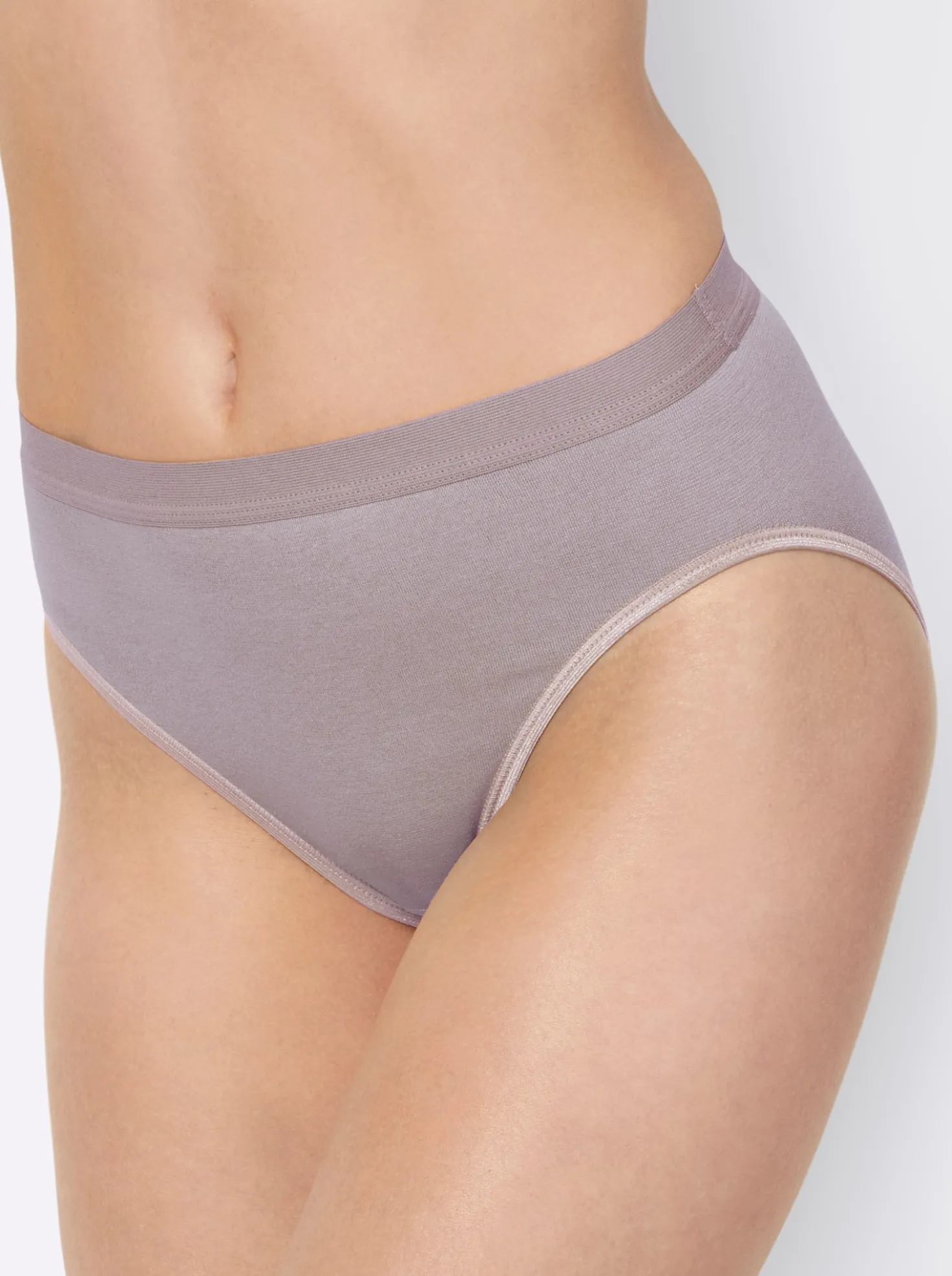 Slip mit elastischen Abschlüssen