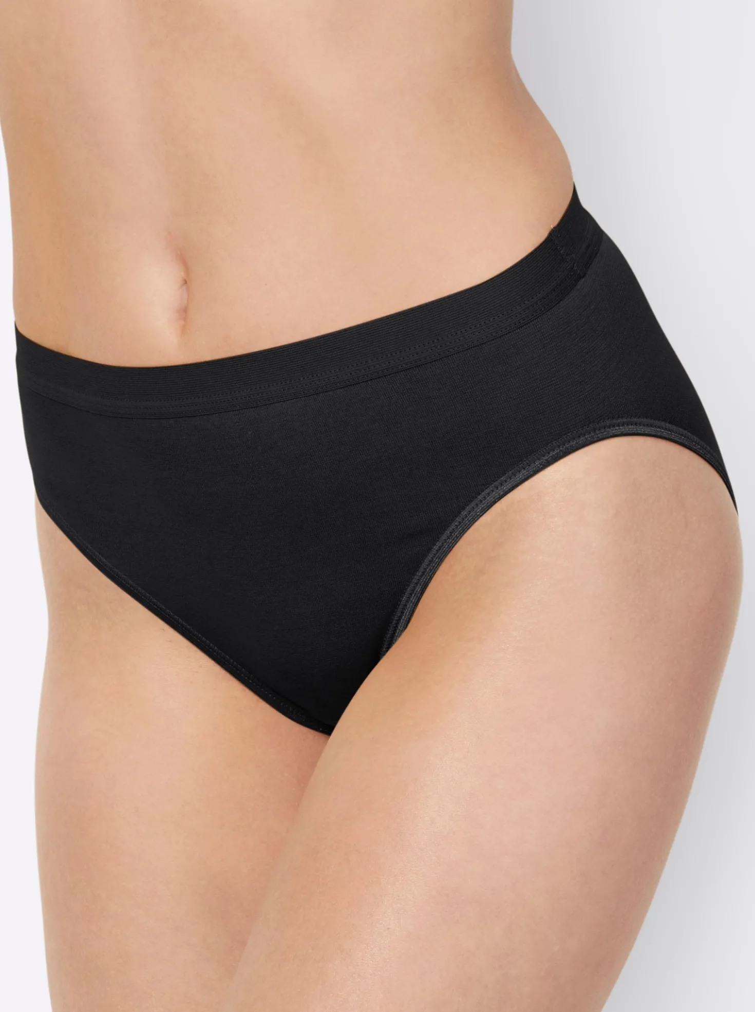 Slip mit elastischen Abschlüssen