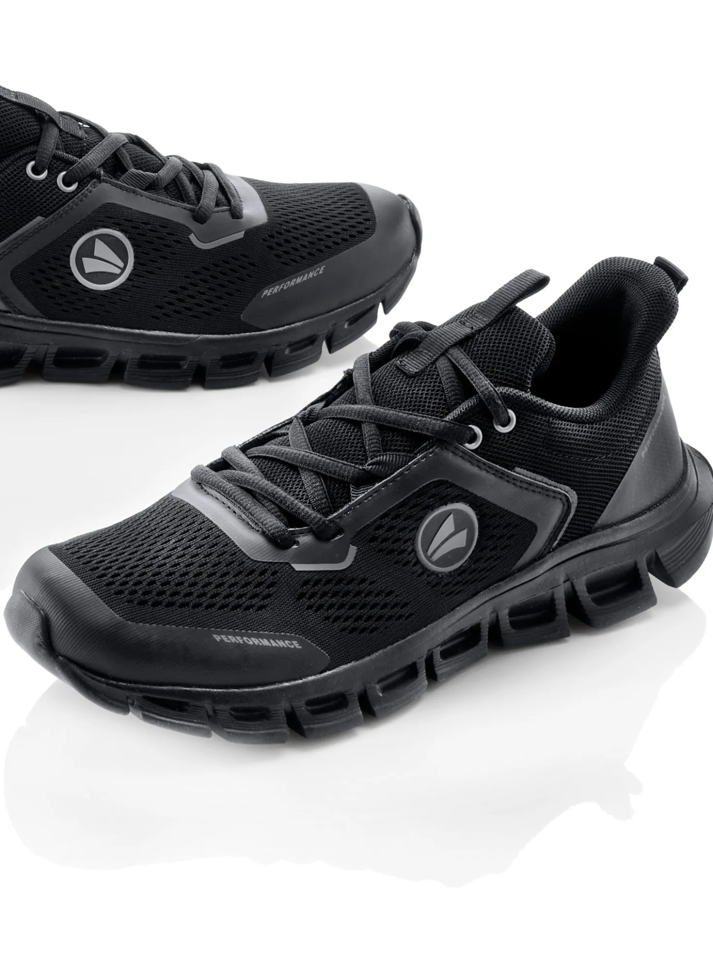 Sneaker aus Lederimitat und Textil