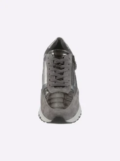 Sneaker mit Metallic-Akzenten