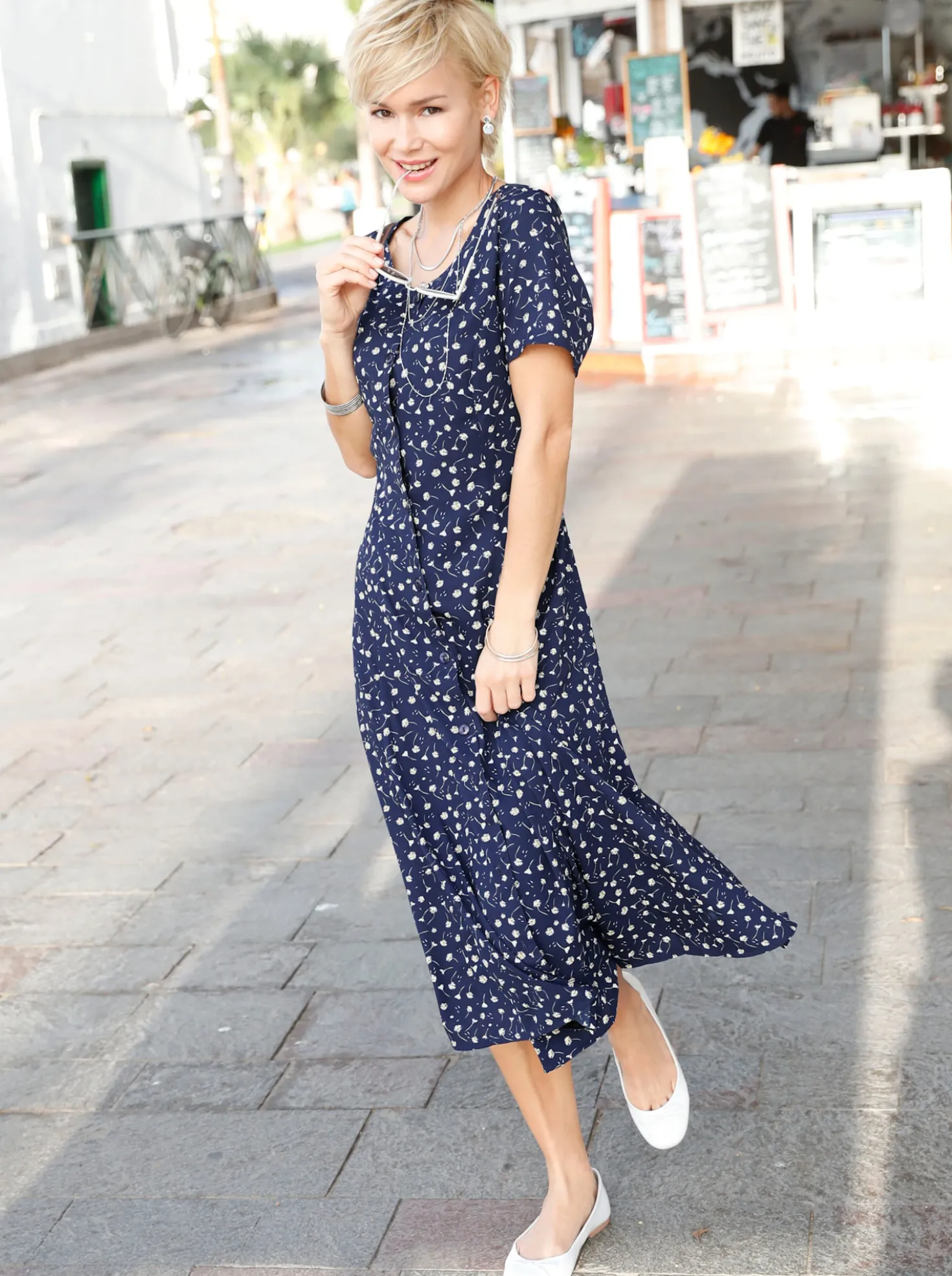 Sommerkleid mit Bindebändern, figurumspielend