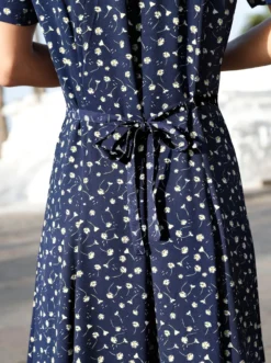 Sommerkleid mit Bindebändern, figurumspielend
