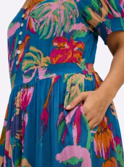 Sommerkleid mit tropischem Print