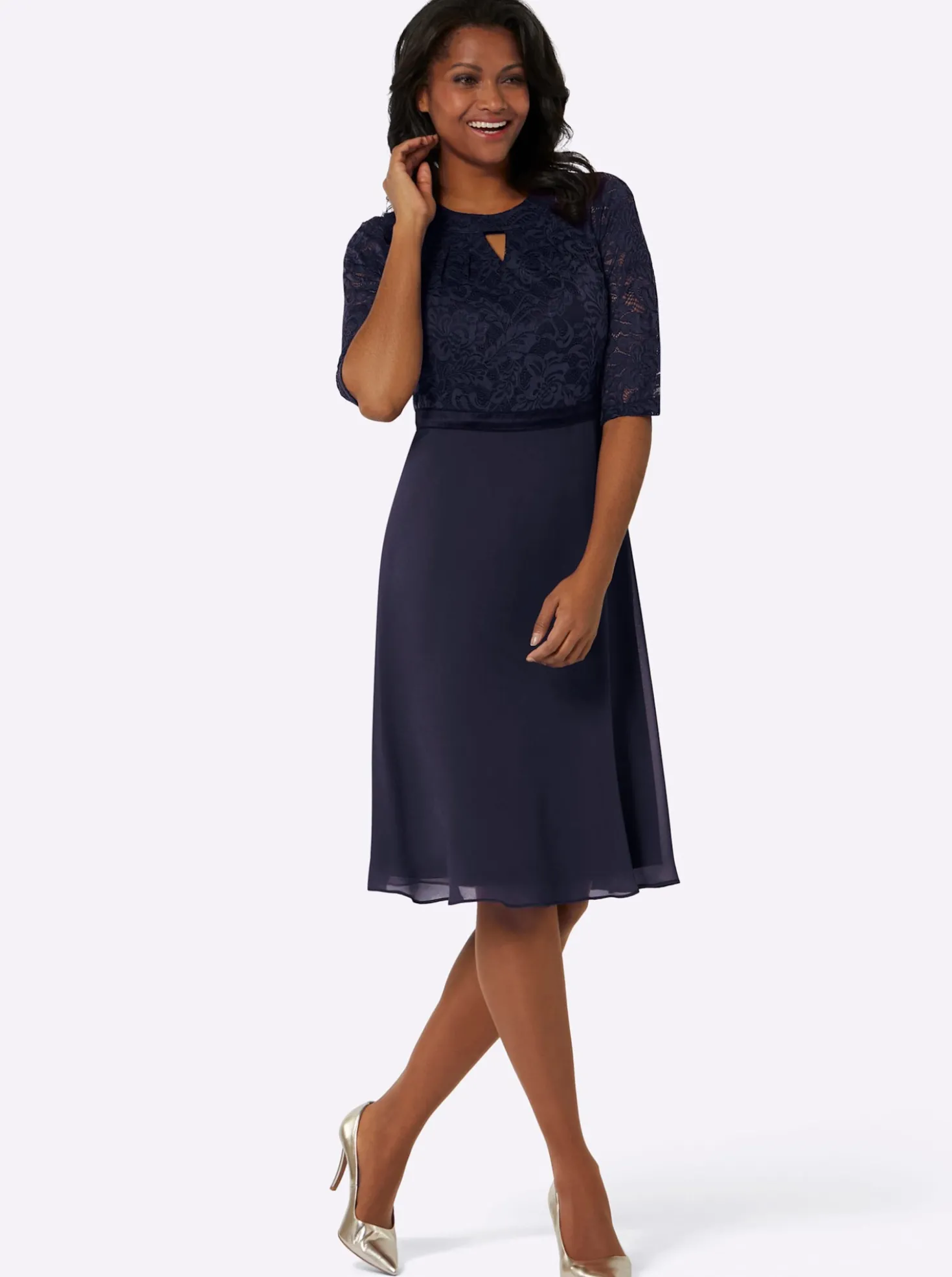 Spitzenkleid mit weitem Rockteil