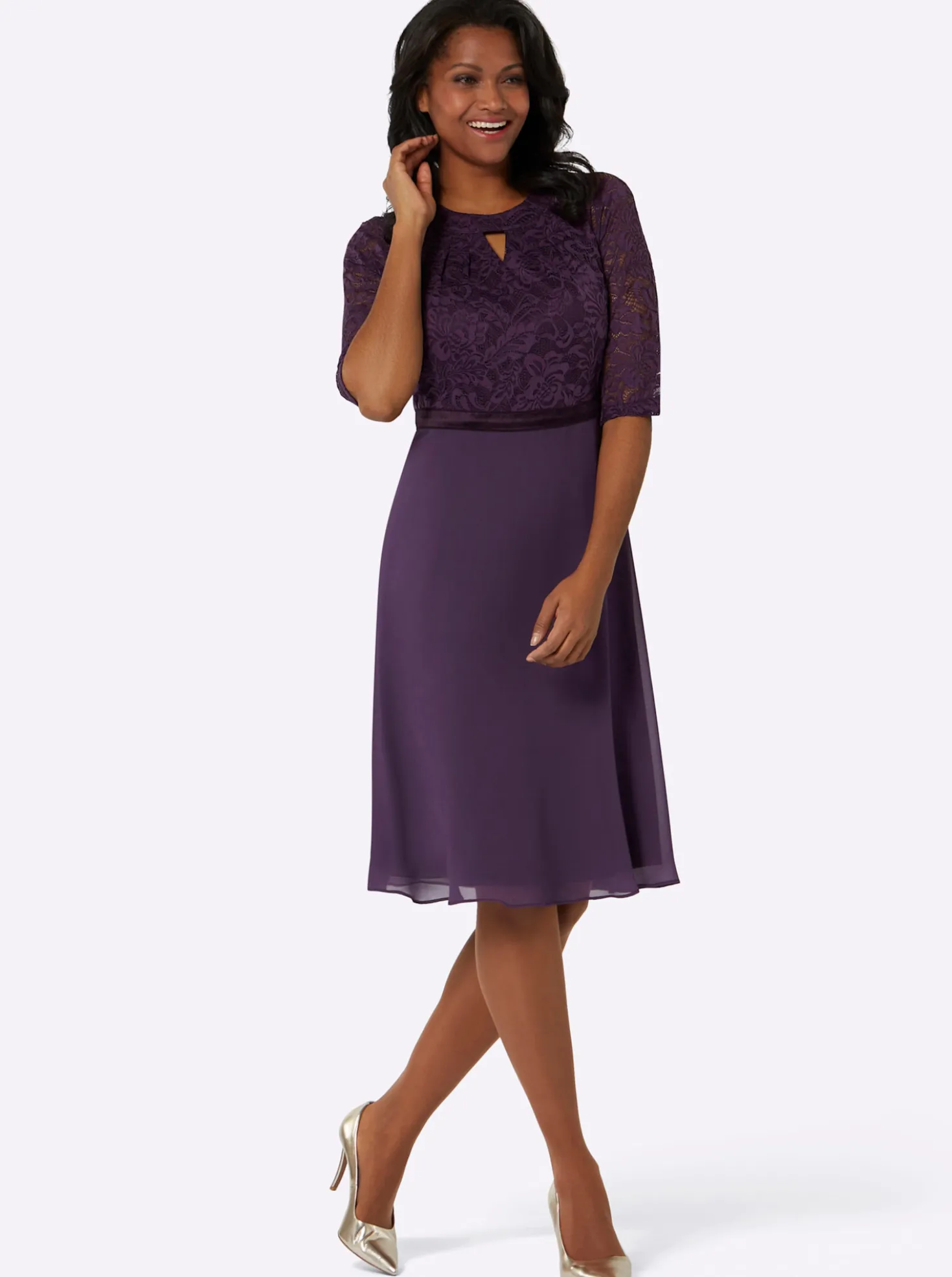 Spitzenkleid mit weitem Rockteil
