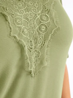 Spitzenshirt mit beidseitigem, tiefem V