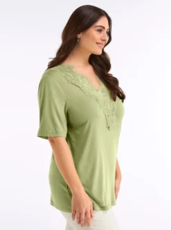 Spitzenshirt mit beidseitigem, tiefem V