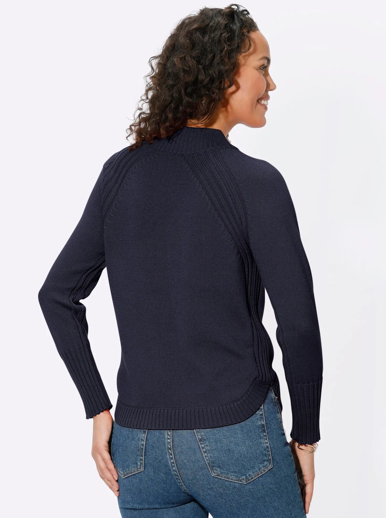Stehkragenpullover mit abgerundetem Saum