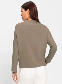Stehkragenpullover mit überschnittener Schulter