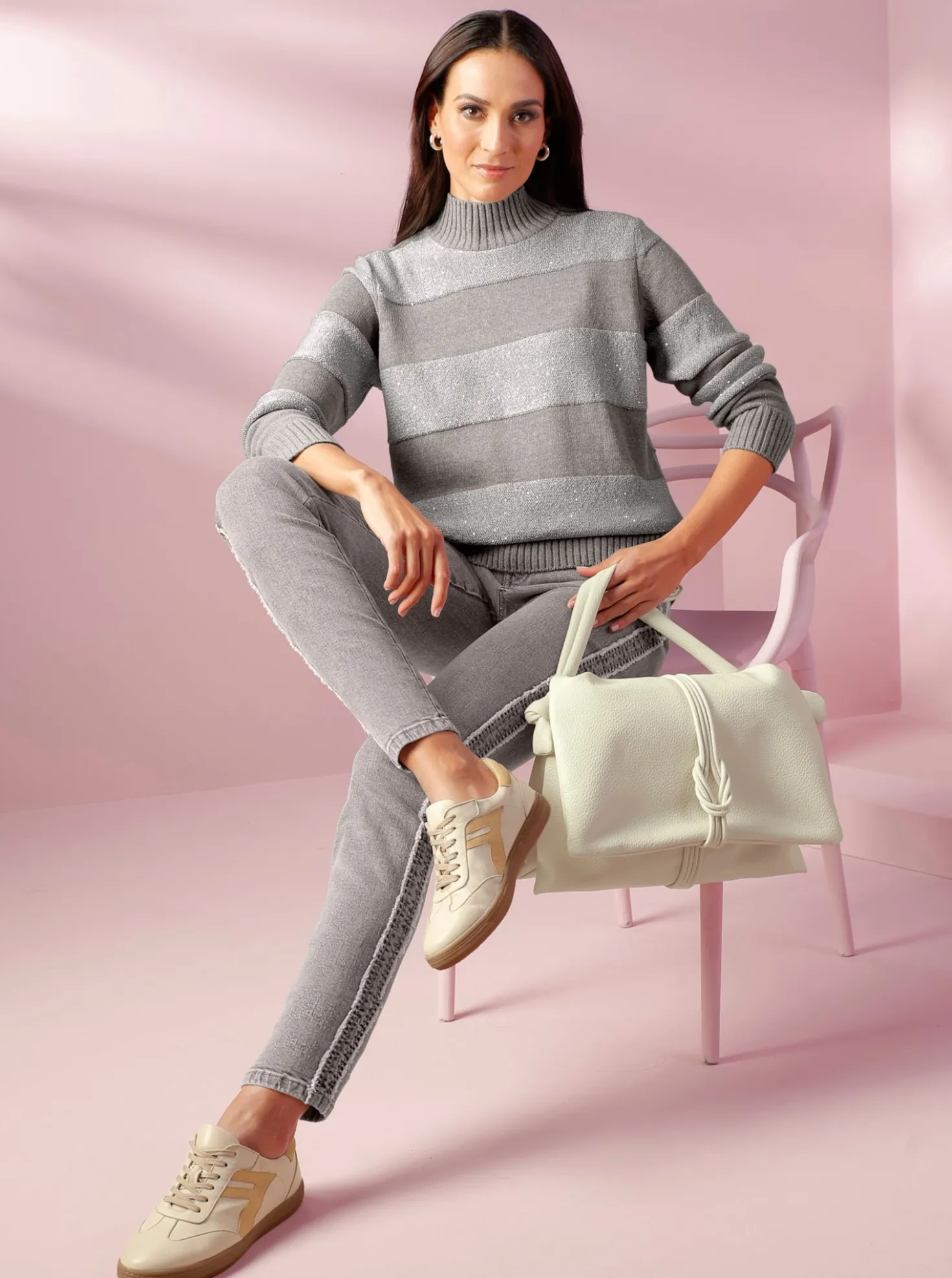 Stehkragenpullover mit Paillettengarn